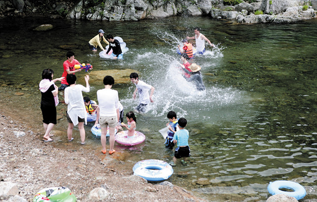 동곡계곡에서 물놀이하는 시민들