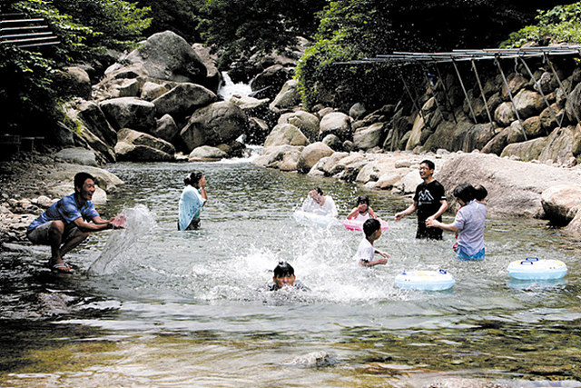 금천계곡에서 가족단위 물놀이 하는 모습