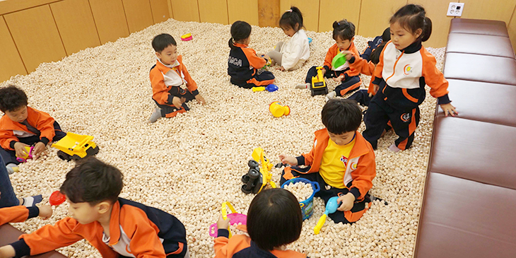 어린이들이 편백나무칩 공간에서 놀고 있는 모습