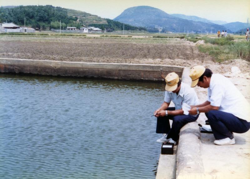 담수된 물 염농도 측정 광경