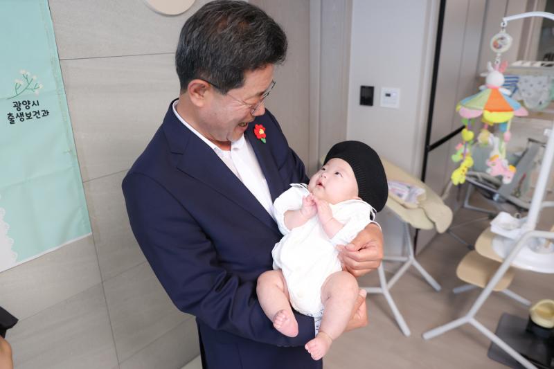정인화 시장, ‘두 번째 삼둥이 가정’ 연이은 100일 축하 방문