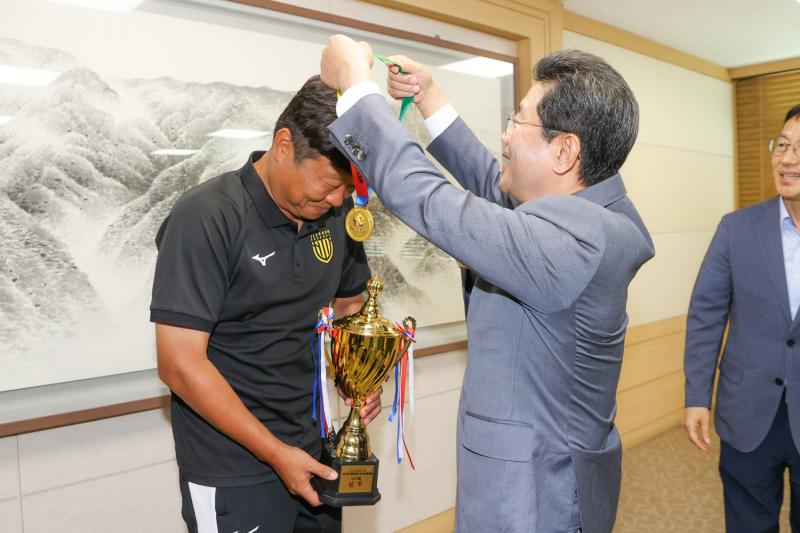 정인화 시장, 광양시 청소년 축구 대표단, 제11회 피스컵 국제 청소년 축구대회 우승 축하
