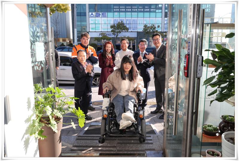 정인화 시장, 소규모 점포 경사로 설치·지원 현판식 참석