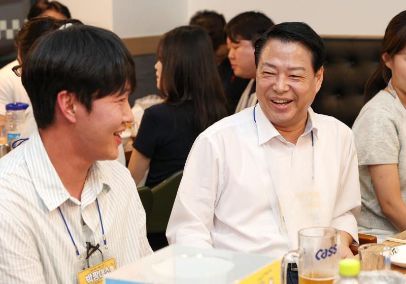 직원들과 함께 웃는 소통의 시간 