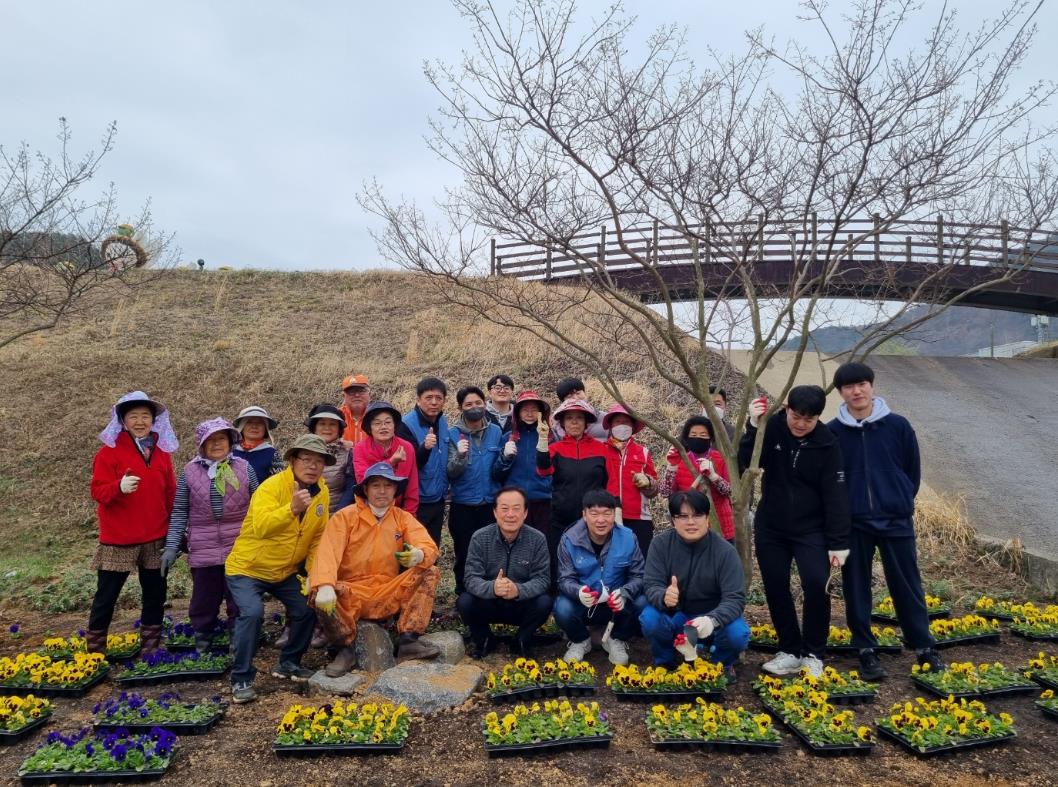 광양읍 점동마을, 마을회관 앞 새봄맞이 봄꽃 식재