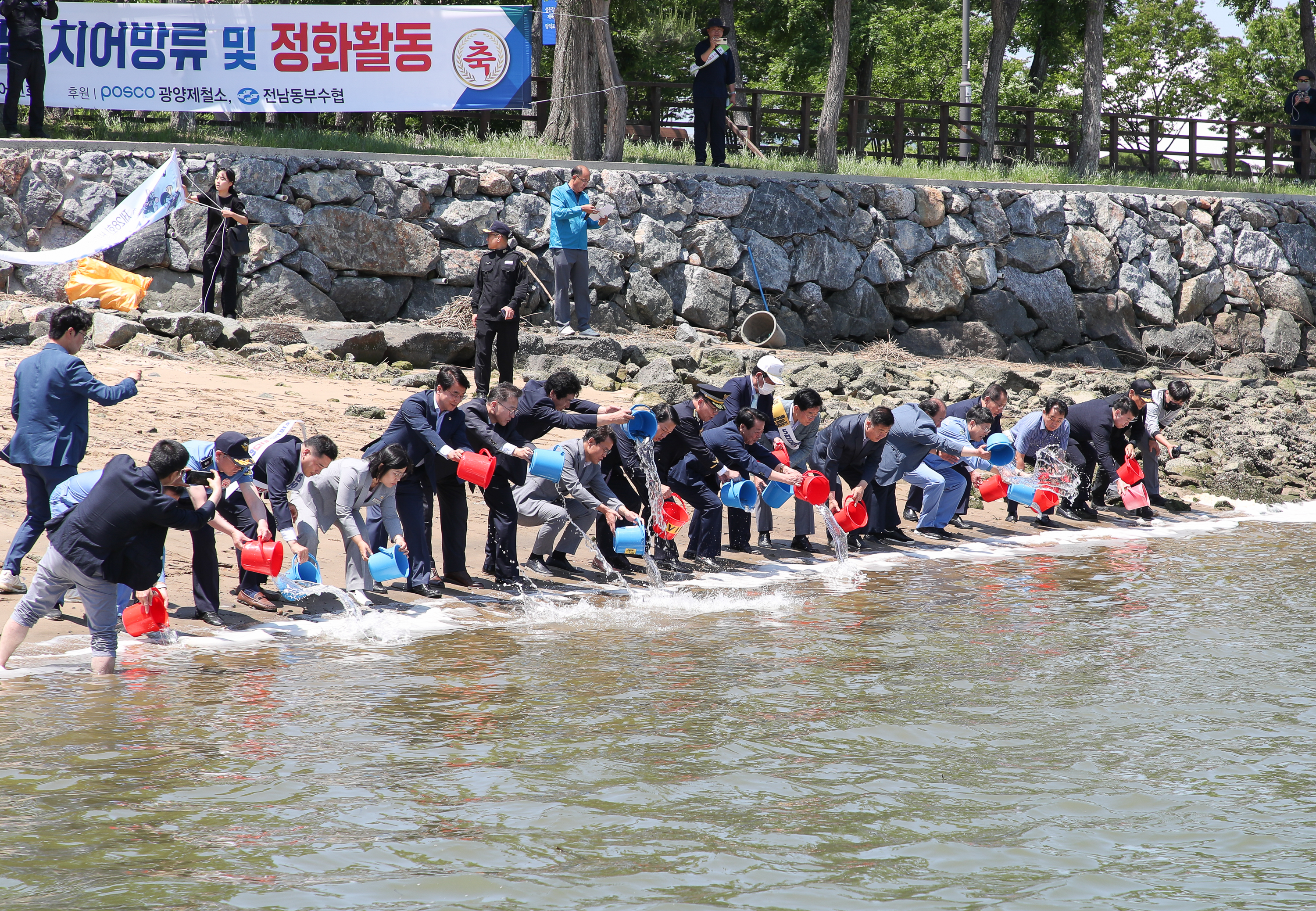 광양시어민회, 「제28회 바다의 날」 치어 방류 행사 개최