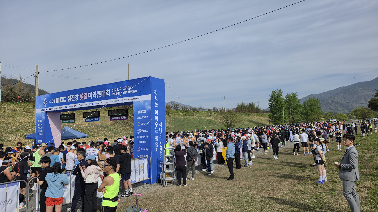 섬진강 봄날에 달리다…‘제15회 MBC 꽃길 마라톤’ 성료 - 복지 | 코리아NEWS